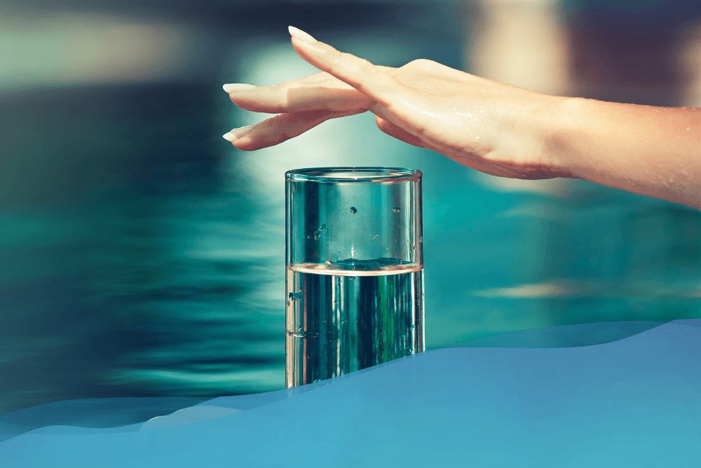Immagine di bicchiere d'acqua con mano di donna